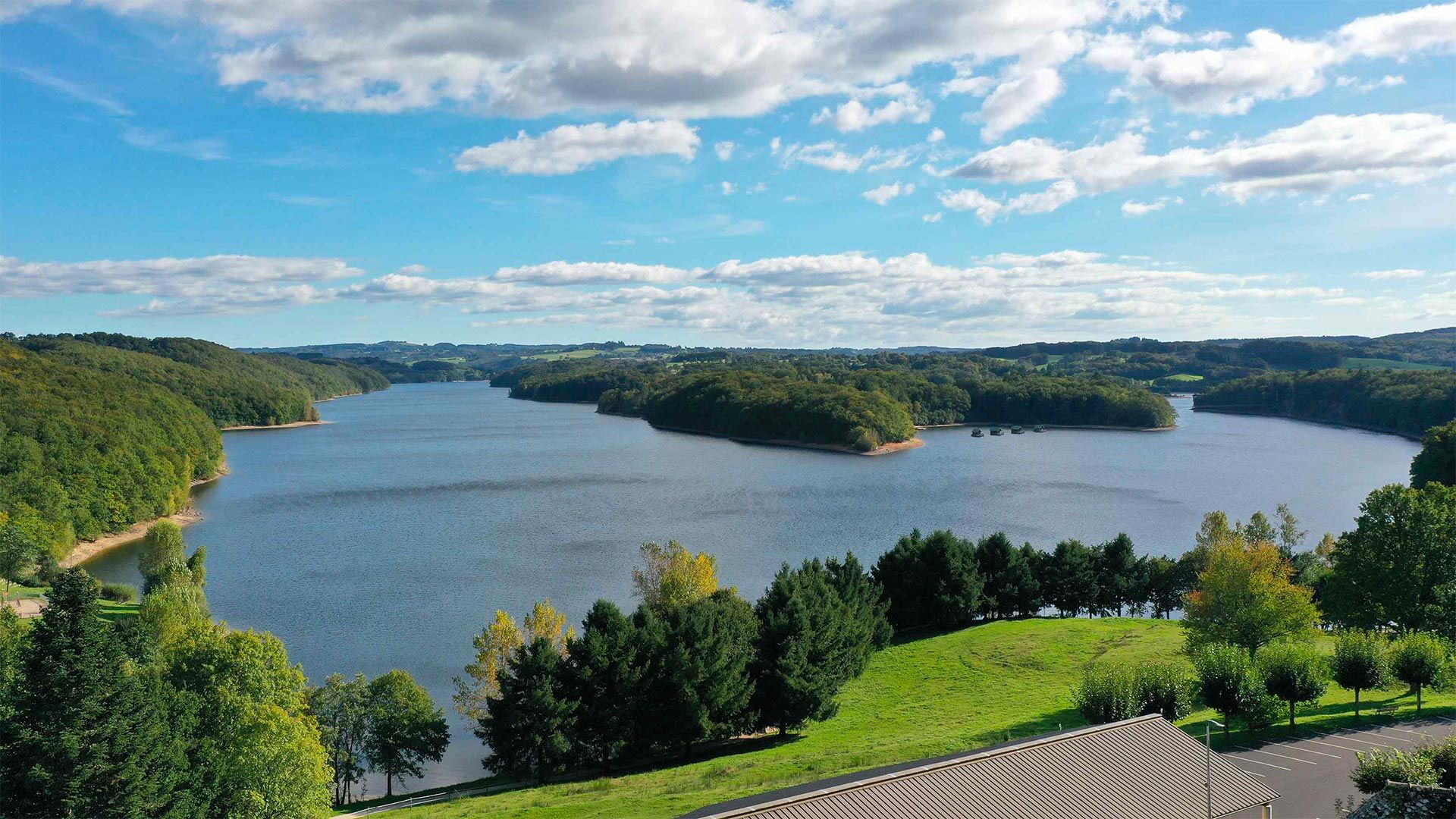 Lac de barrage de Saint-Etienne-Cantalès Cantal