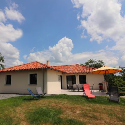 La Grange du Colombier. Hébergement Gîte de France - location de vacances sur la commune du Trioulou dans le Cantal jusqu'à 6 personnes