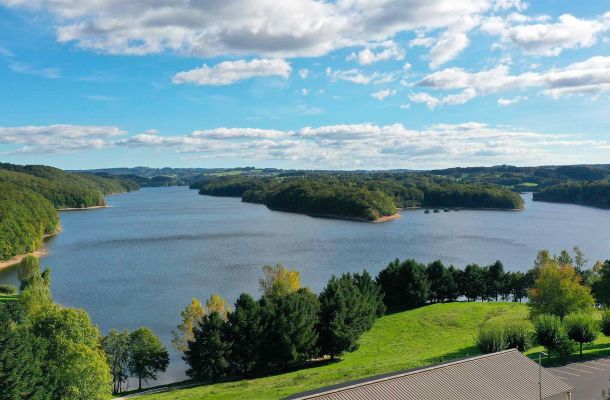 Lac de Saint-Etienne-Cantalès proche de la commune du Trioulou dans le Cantal