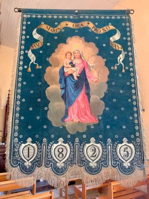 Bannière de procession, intérieur de l'église du Trioulou dans le Cantal