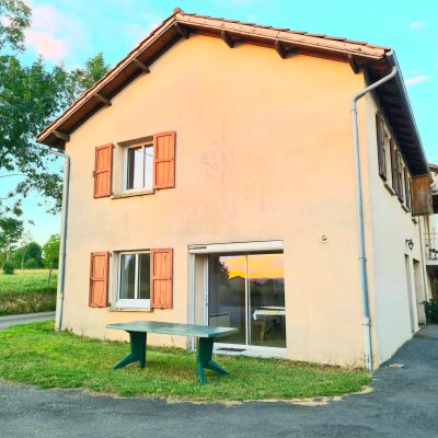 Hébergement Maison de Campagne - Rez-de-Chaussée - location saisonnière sur la commune du Trioulou dans le Cantal pour 5 personnes