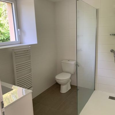 Location maison avec petit terrain, 2 chambres, centre bourg. Trioulou.