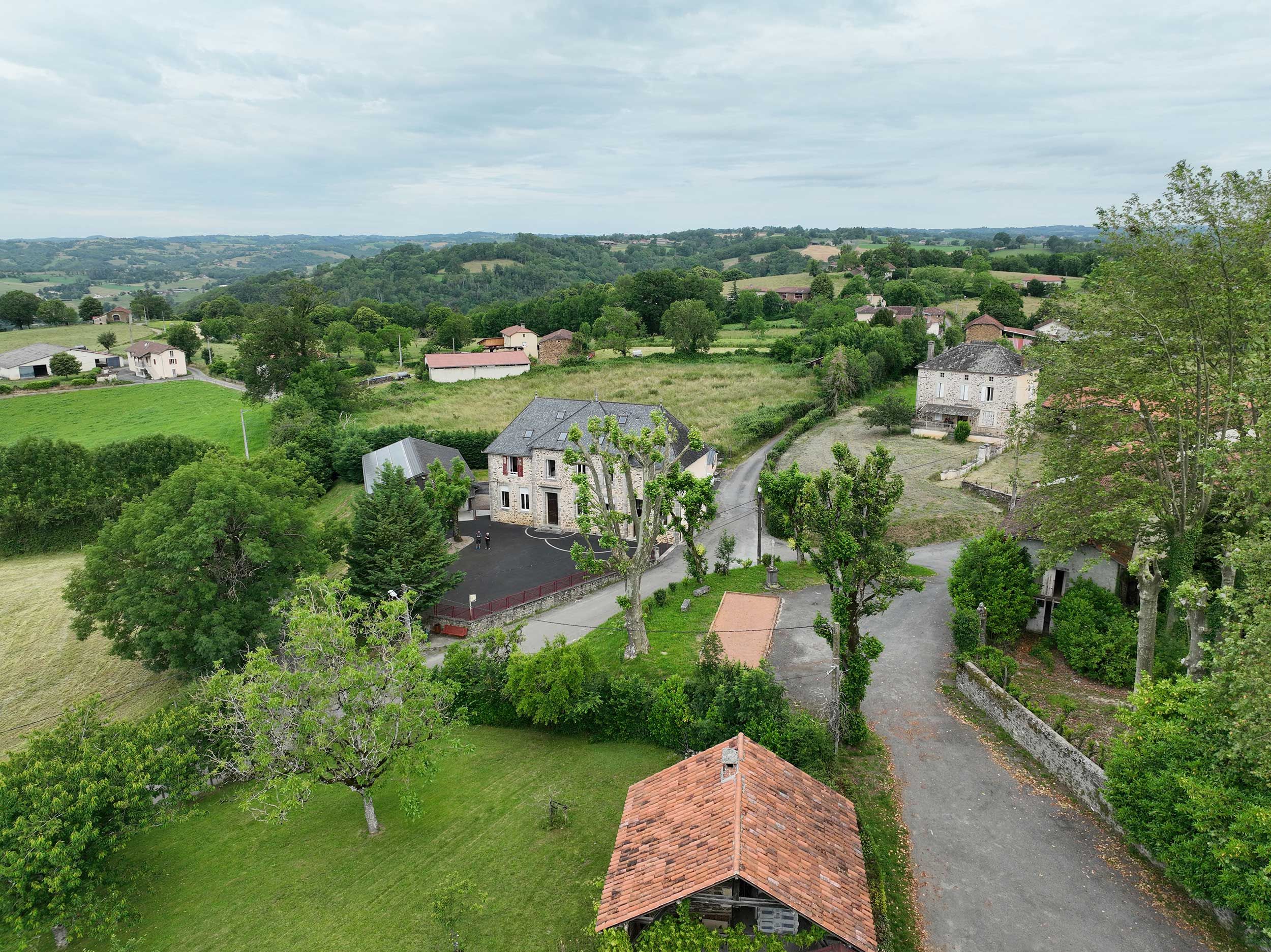 Vue de drone de la Mairie de la petite commune du Trioulou dans Cantal 