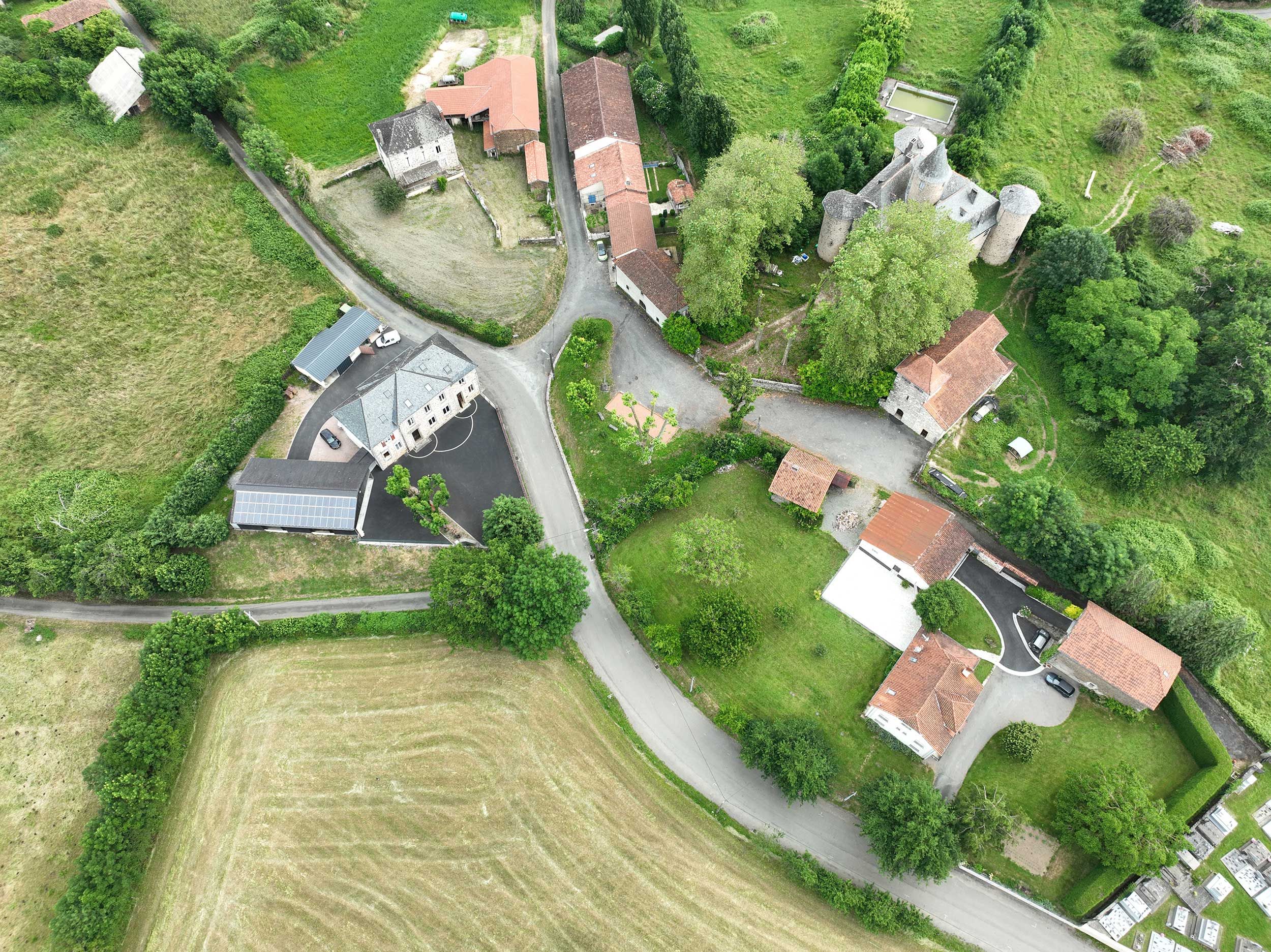 Vue de drone Le Trioulou Mairie Eglise et Chateau Cantal