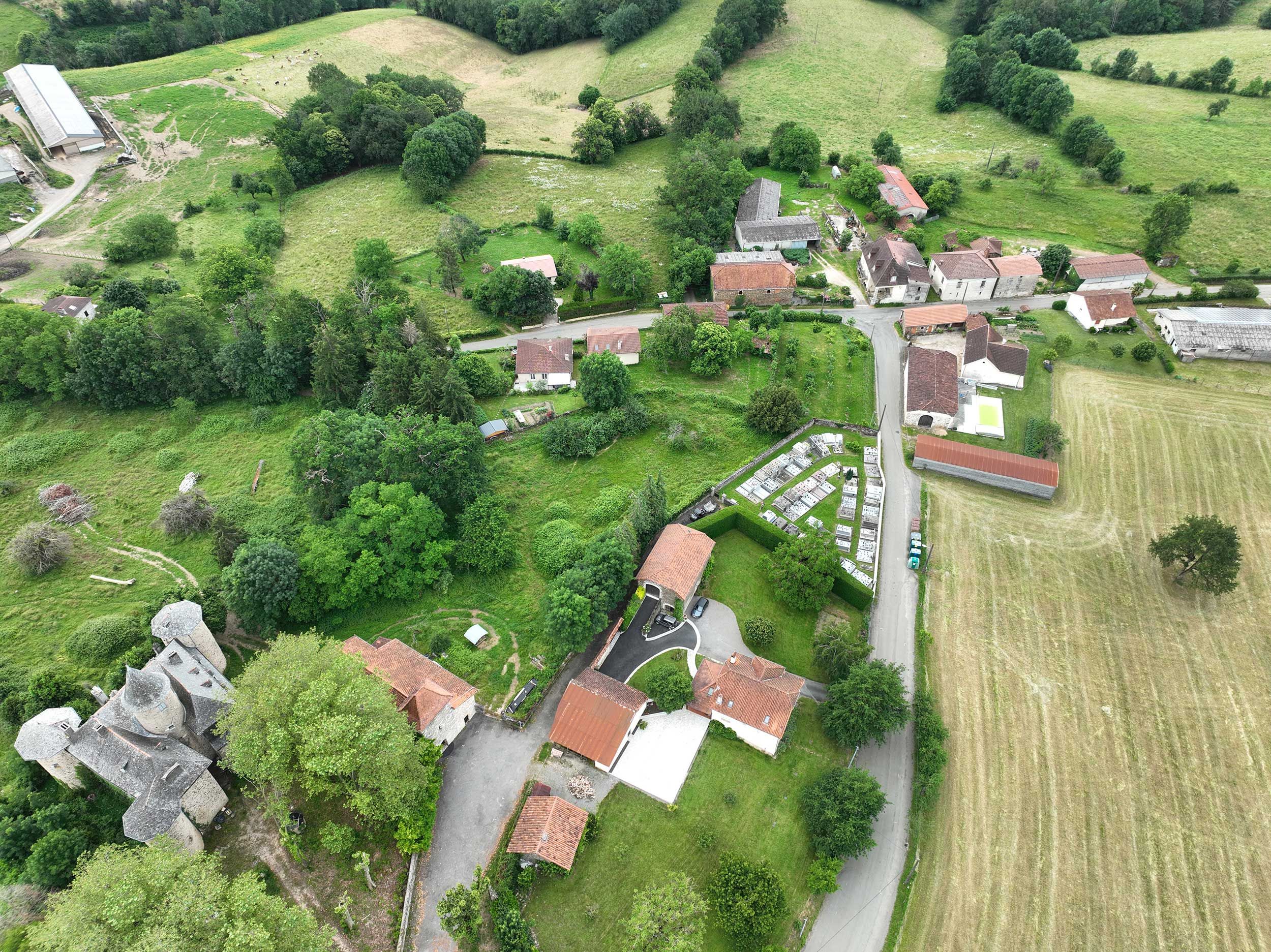 Vue de drone du cimetière et du chateau du Trioulou Cantal 