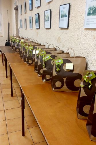 Distribution de colis de Noël aux personnes de plus de 75 ans de la Commune du Trioulou, Cantal Auvergne.