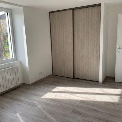 Location maison avec petit terrain, 2 chambres, centre bourg. Trioulou.