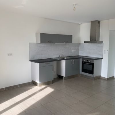 Location maison avec petit terrain, 2 chambres, centre bourg. Trioulou.