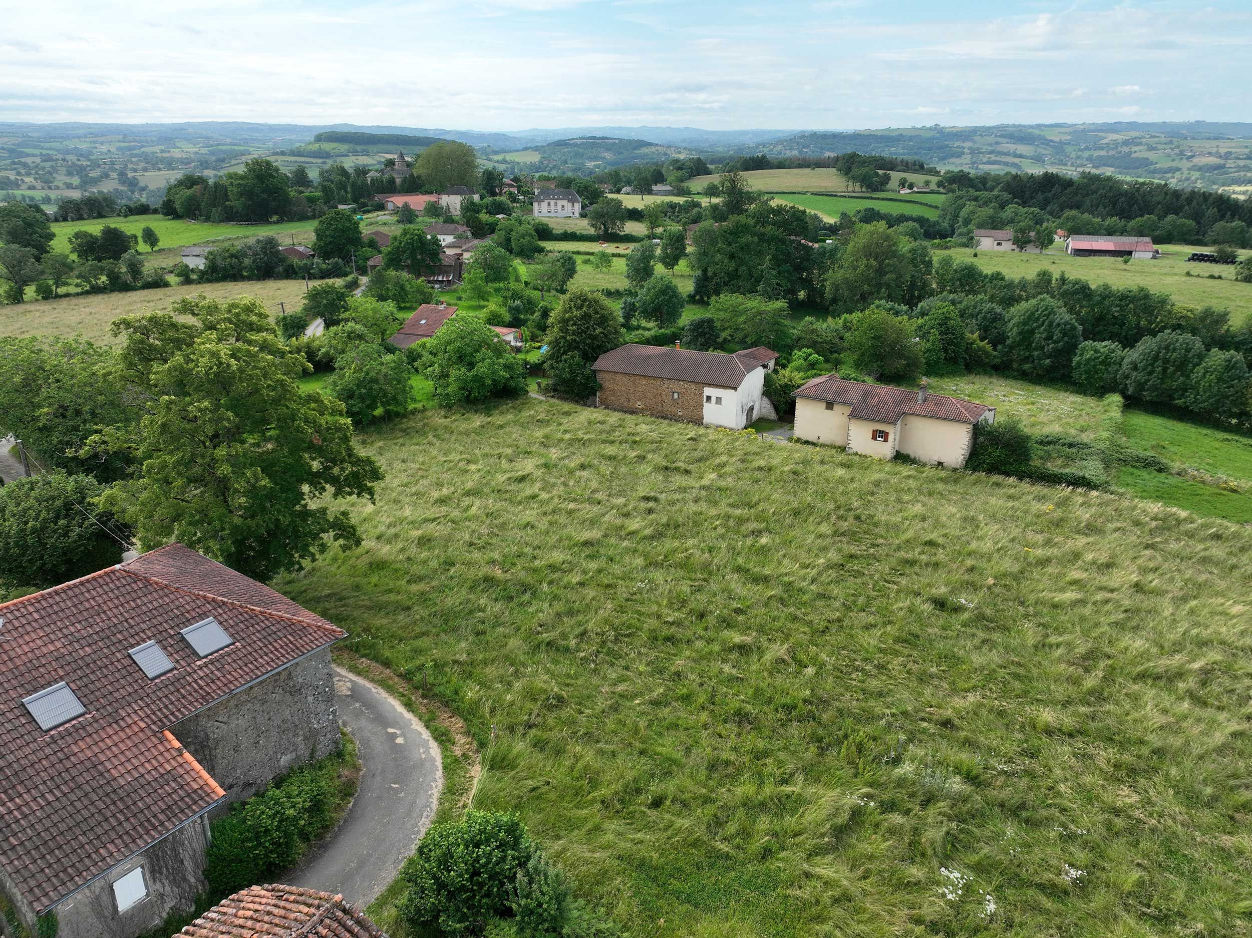Vue de drone de la commune Le Trioulou dans le Cantal
