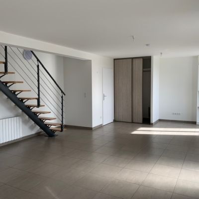 Location maison avec petit terrain, 2 chambres, centre bourg. Trioulou.